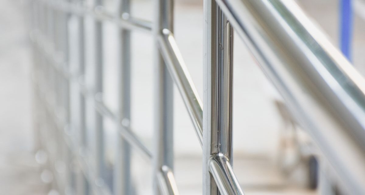 Aço inox em ambientes litorâneos e navais: o combate definitivo à maresia