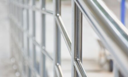 Aço inox em ambientes litorâneos e navais: o combate definitivo à maresia